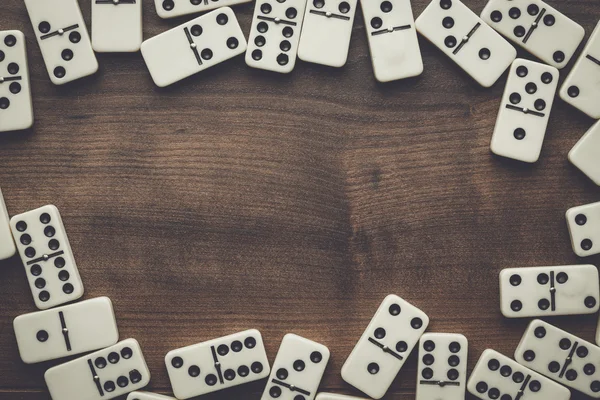 Pièces Domino sur le fond de la table en bois — Photo