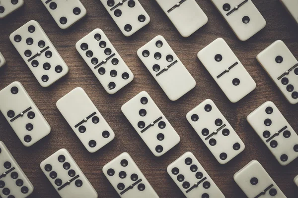 Pièces Domino sur le fond de la table en bois — Photo