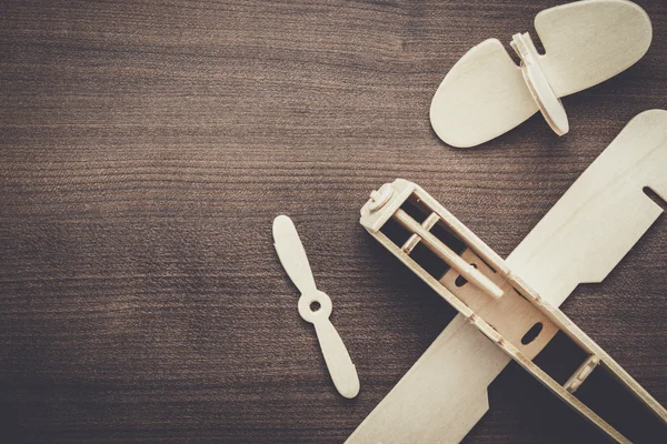 Avión hecho a mano sobre mesa de madera marrón — Foto de Stock