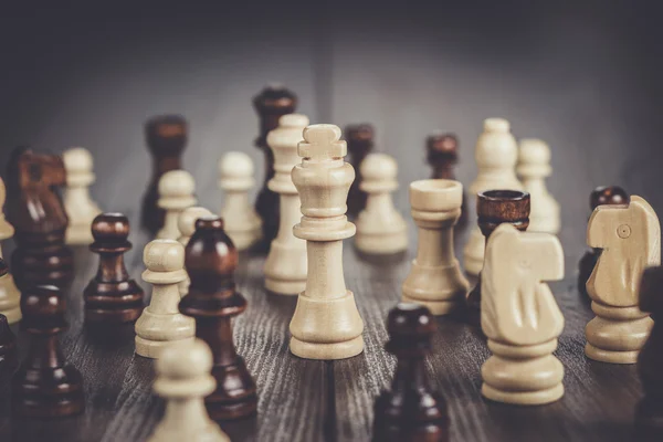 Figuras de xadrez na mesa de madeira — Fotografia de Stock