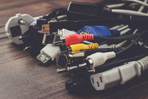 Diferentes cables sobre la mesa — Foto de Stock