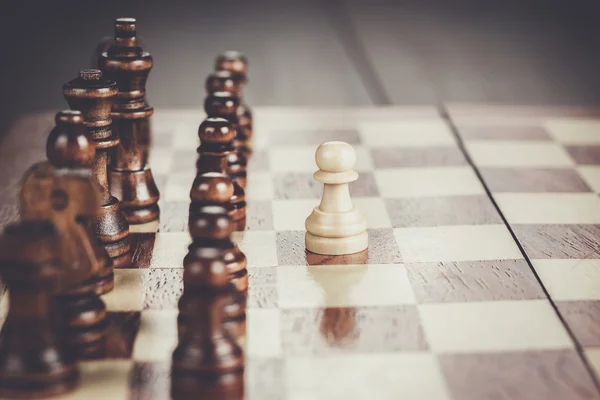 Conceito de liderança de xadrez no tabuleiro de xadrez — Fotografia de Stock
