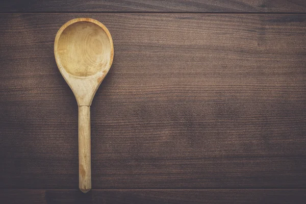 Cucchiaio di legno sul tavolo blu — Foto Stock