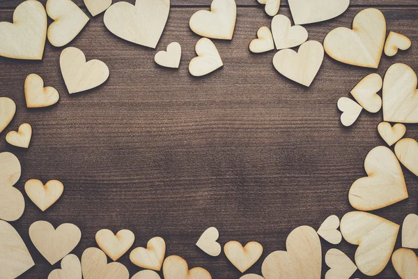 Forma de corazón de madera sobre la mesa —  Fotos de Stock