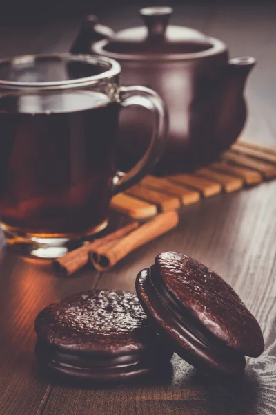 Schokokekse auf dem Tisch Teatime-Konzept — Stockfoto