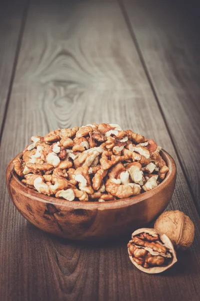 Nueces en el cuenco de madera marrón —  Fotos de Stock