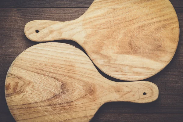 Dos tablas de pan hechas a mano en la mesa — Foto de Stock