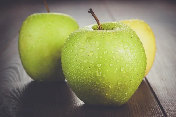 Manzanas verdes frescas en la mesa — Foto de Stock
