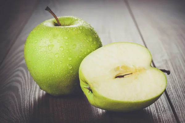 Manzanas verdes frescas en la mesa — Foto de Stock