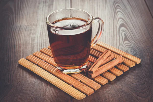 Xícara de chá com paus de chá quente e canela — Fotografia de Stock