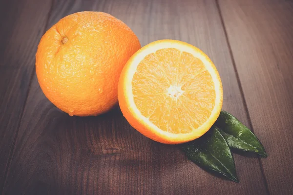 Naranjas frescas sobre mesa de madera marrón —  Fotos de Stock