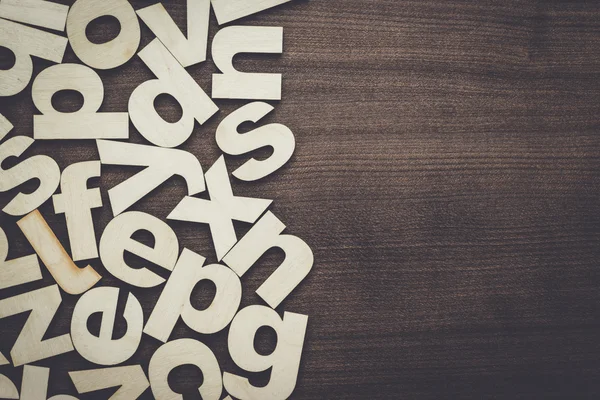 Letras maiúsculas e minúsculas de madeira fundo — Fotografia de Stock