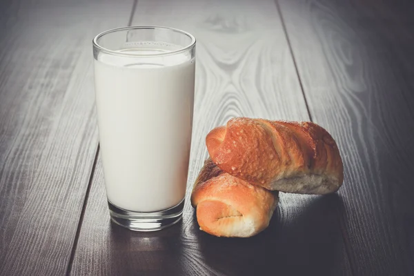 Glas melk en verse broodjes — Stockfoto