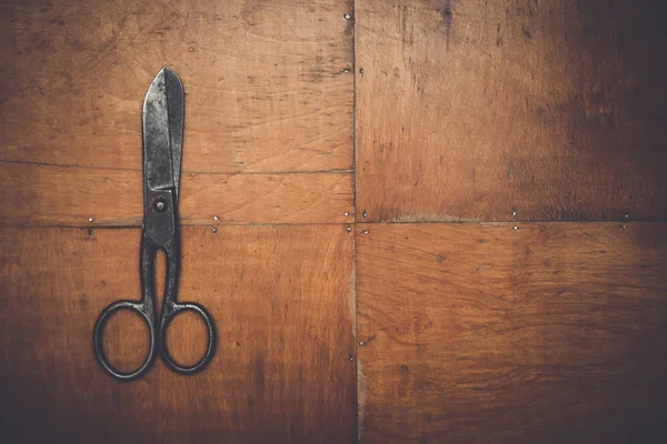 Staré nůžky na dřevěné pozadí — Stock fotografie