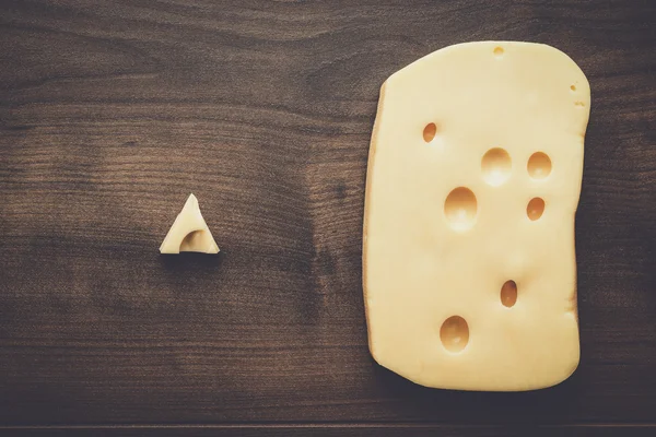 Kleine en grote stukken van kaas — Stockfoto