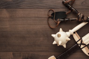 el yapımı ahşap eğitim oyuncak kılıç, biber gazı ve sapan