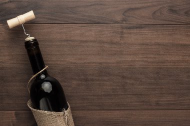 Ahşap arka planda kırmızı şarap şişesi