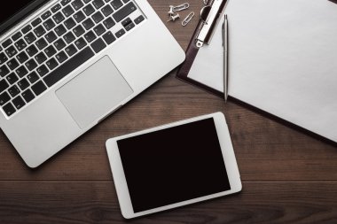 Ofis Masaları tablet, not defteri ve bilgisayar ile