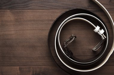 kahverengi ve Beyaz Deri kemerler