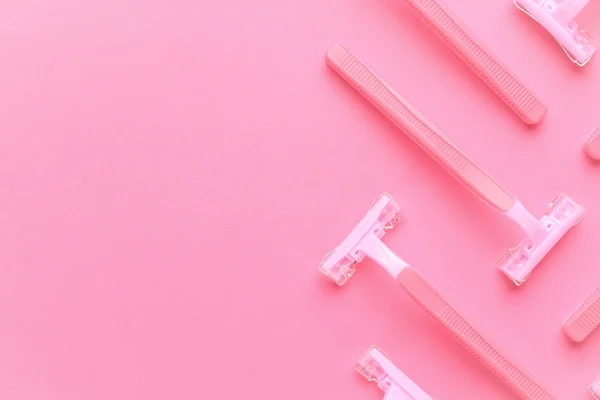 Mulheres lâminas de barbear no fundo rosa — Fotografia de Stock