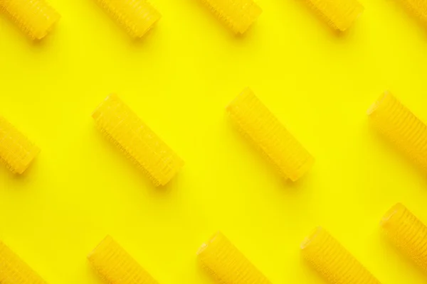 Encrespadores de cabelo no fundo amarelo — Fotografia de Stock