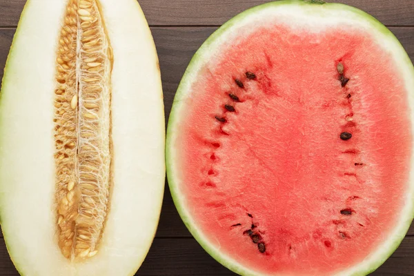 Semangka dan potongan melon di atas meja — Stok Foto