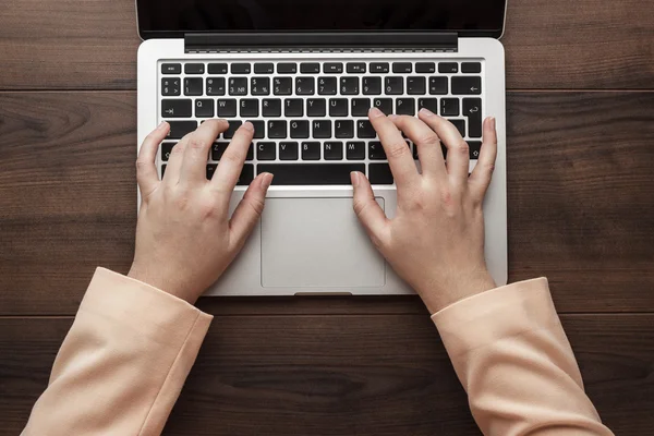 Zakenvrouw te typen op de laptop — Stockfoto