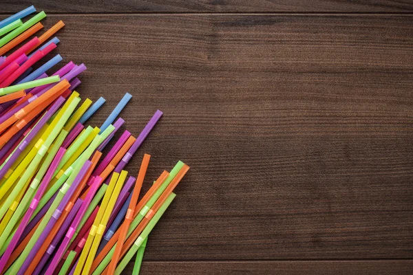 Bunt gestreifte biegsame Cocktail-Strohhalme — Stockfoto