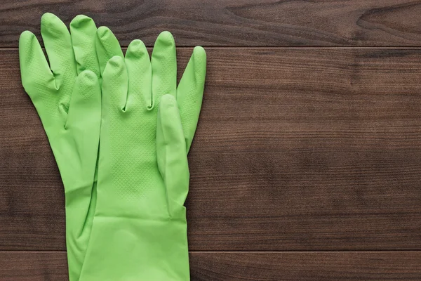 Зеленые резиновые перчатки — стоковое фото