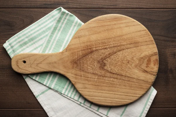 Tabla de cortar el pan sobre la mesa — Foto de Stock