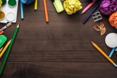 Tablo kopya alanı ile okul malzemeleri