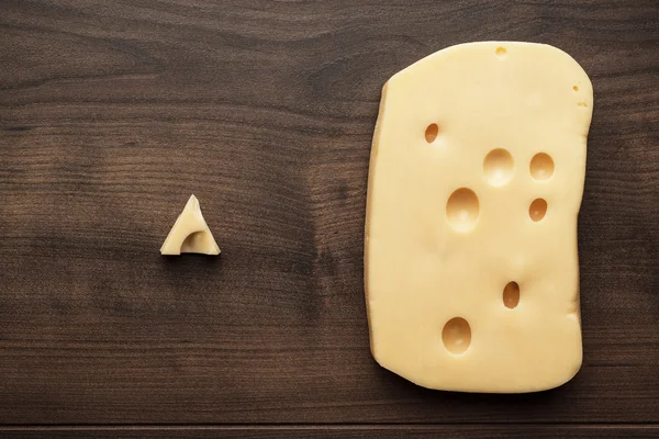 Trozos pequeños y grandes de queso — Foto de Stock