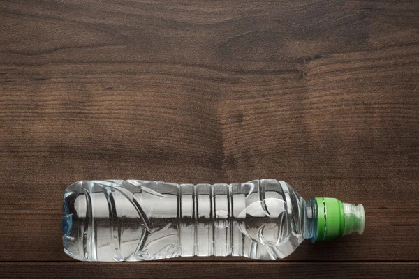 Plastová láhev s vodou na stůl — Stock fotografie
