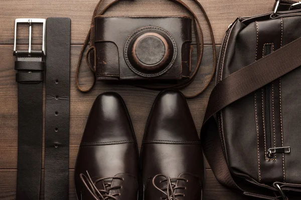 Braune Schuhe, Gürtel, Tasche und Filmkamera — Stockfoto