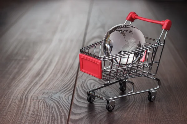 Globo de vidro no conceito carrinho de compras — Fotografia de Stock