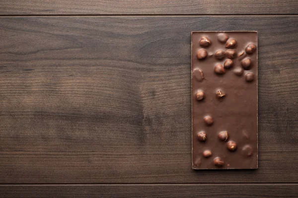 Barra de chocolate con avellanas enteras — Foto de Stock