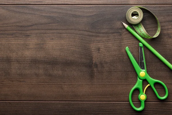 Зеленая измерительная лента, ножницы и карандаш — стоковое фото