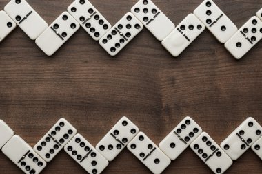 ahşap masa arka domino taşları