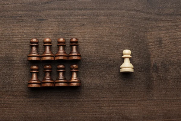 Šachy jedinečnosti koncept šedé pozadí — Stock fotografie