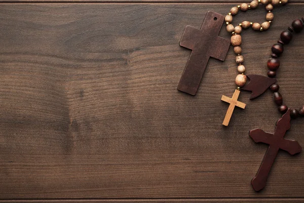 Cruces sobre fondo de madera marrón — Foto de Stock