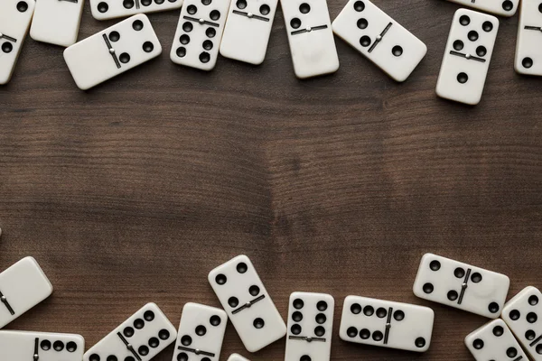 Pièces Domino sur le fond de la table en bois — Photo