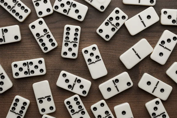 Pièces Domino sur le fond de la table en bois — Photo