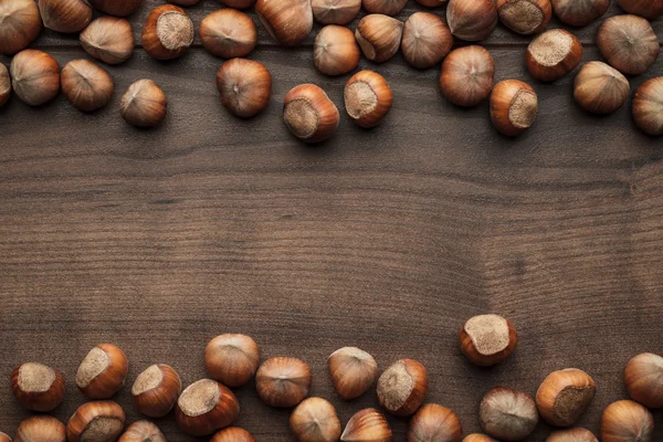 Hazelnoten op bruin houten tafel — Stockfoto