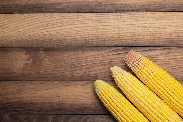 Кукурузные початки на столе
