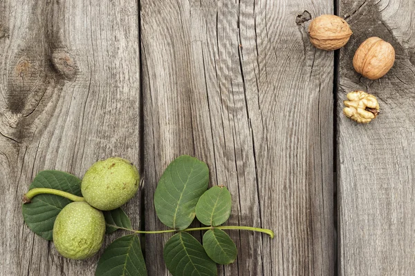 Verse walnoten op houten tafel — Stockfoto