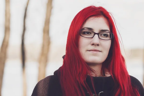 Mulher ruiva de pé perto do rio — Fotografia de Stock