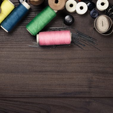 Konu düğmeleri ve iğneler tablo