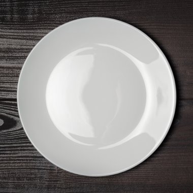 Beyaz tabak kahverengi ahşap tablo