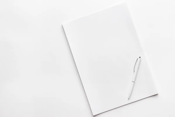 Blank sheet of paper and pen — Stock Photo, Image