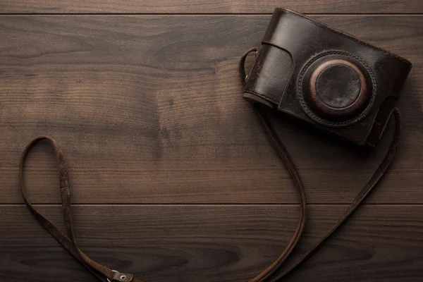 Trä bakgrund med retro kamera — Stockfoto